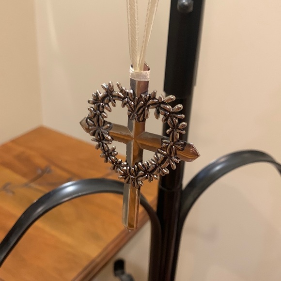 Silver cross & heart ornament - Picture 2 of 4